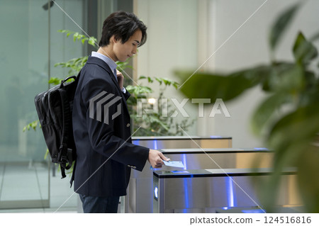 商人通過辦公樓的安全門 124516816