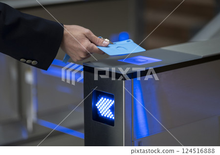 一位商人的手穿過辦公大樓的安全門 124516888