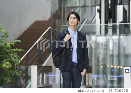 年輕商人上下班的形象 年輕商人上下班的形象 124516928