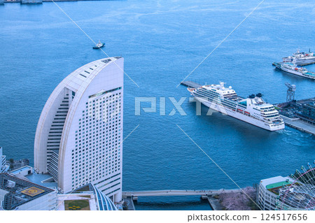 日本橫濱市容首次抵達的新光碼頭的Seabourn Quest於傍晚出發......=30日 日本橫濱市容首次抵達的新光碼頭的Seabourn Quest於傍晚出發......=30日 124517656