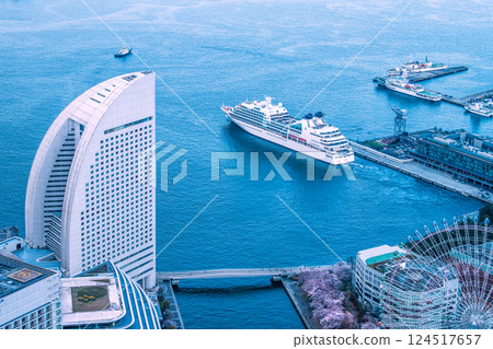 日本橫濱市容首次抵達的新光碼頭的Seabourn Quest於傍晚出發......=30日 124517657