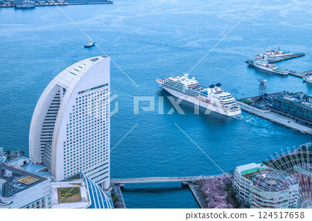 日本橫濱市容首次抵達的新光碼頭的Seabourn Quest於傍晚出發......=30日 124517658