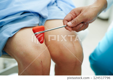 Asian doctor inject Hyaluronic acid platelet rich plasma into the knee of senior woman to walk without pain. 124517796
