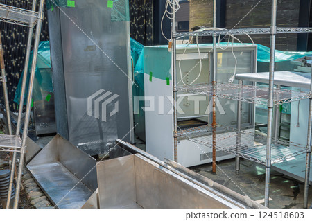 拆除餐廳的舊廚房設備 拆除餐廳的舊廚房設備 124518603