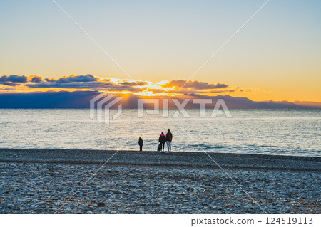 Sunrise and coastal scenery seen from Miho no Matsubara in Shizuoka City (Shizuoka Prefecture) 124519113