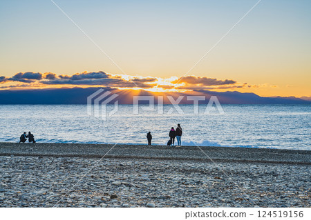 從靜岡市(靜岡縣)三保松原觀賞日出和海岸風光 從靜岡市(靜岡縣)三保松原觀賞日出和海岸風光 124519156