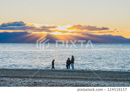 Sunrise and coastal scenery seen from Miho no Matsubara in Shizuoka City (Shizuoka Prefecture) 124519157
