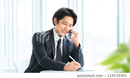 微笑的男性商人在智慧型手機上交談 微笑的男性商人在智慧型手機上交談 124519365