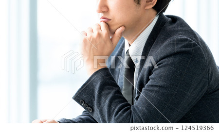 男性商人表情嚴肅地思考 男性商人表情嚴肅地思考 124519366