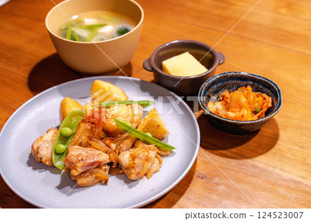 日式炒雞馬鈴薯套餐 124523007