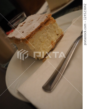 Cremesh at a cafe 124523842