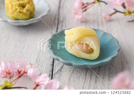 Spring Japanese sweets 124523882