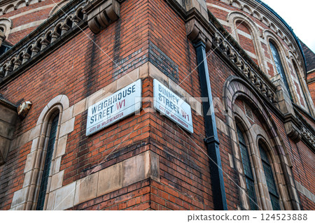 A Red Brick Building Stands Along Weighhouse Street in Westminster, Capturing the Timeless Charm of a Peaceful Urban Corner. A Red Brick Building Stands Along Weighhouse Street in Westminster, Capturing the Timeless Charm of a Peaceful Urban Corner. 124523888