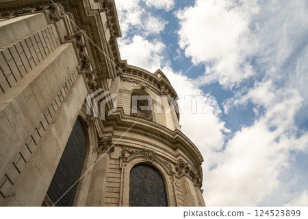 An angled perspective of St. Paul s Cathedral highlights its sculpted facade and elegant curved stonework. 124523899