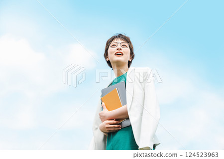 一位職業婦女的藍天肖像 一位職業婦女的藍天肖像 124523963