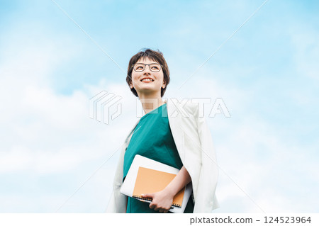 一位職業婦女的藍天肖像 一位職業婦女的藍天肖像 124523964