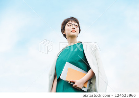 一位職業婦女的藍天肖像 124523966