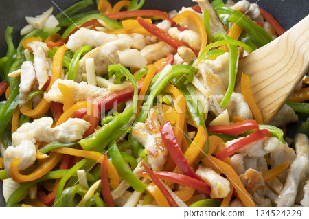 雞胸肉與青椒和豬肉一起炒的烹飪場景。 124524229