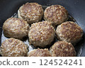 Cooking scene of lotus root stuffed with meat. 124524241