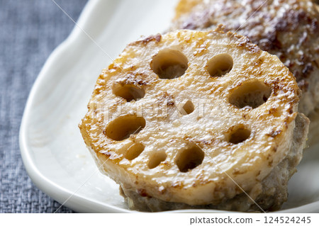 A close-up of lotus root stuffed with meat. 124524245