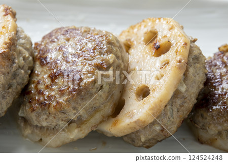 A close-up of lotus root stuffed with meat. 124524248