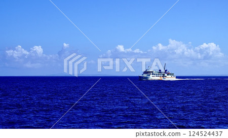 前往沖繩縣那霸海岸的渡輪座間味號 124524437