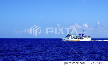 前往沖繩縣那霸海岸的渡輪座間味號 124524439