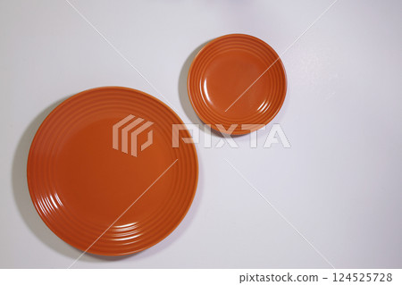 Big and small plates Big and small plates 124525728