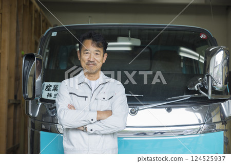 Worker standing in front of the truck 124525937