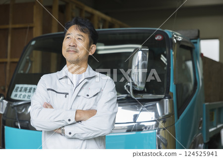 站在卡車前面的工人 124525941