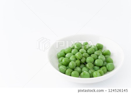 Green peas in a plate (cooked) Green peas in a plate (cooked) 124526145