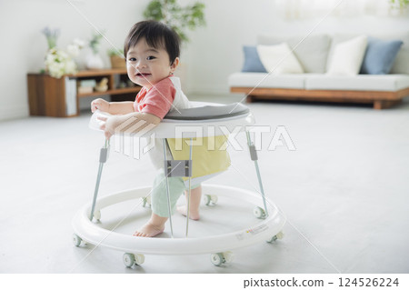 嬰兒在學步車上行走 124526224