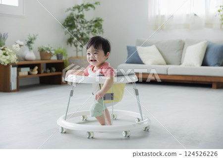 嬰兒在學步車上行走 124526226