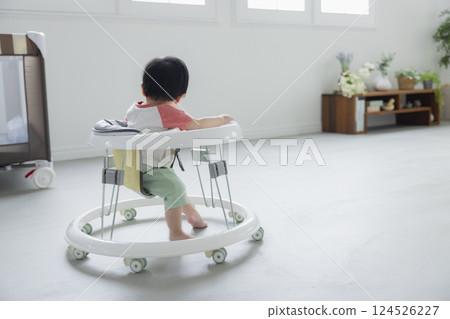 嬰兒在學步車上行走 嬰兒在學步車上行走 124526227