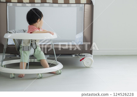 嬰兒在學步車上行走 嬰兒在學步車上行走 124526228