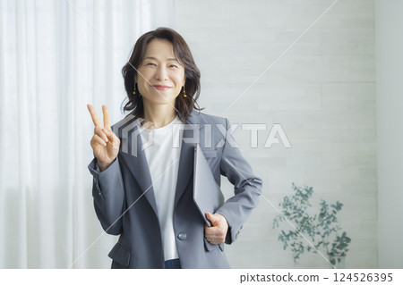 辦公室休閒中間女人 辦公室休閒中間女人 124526395