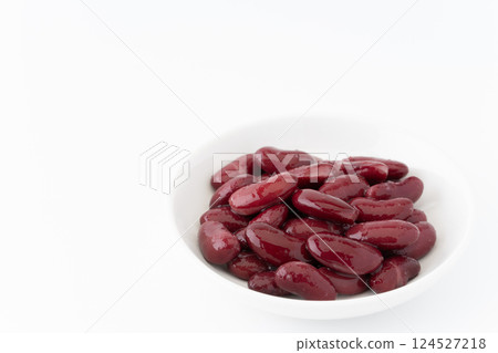 Red kidney beans (boiled) in a plate 124527218