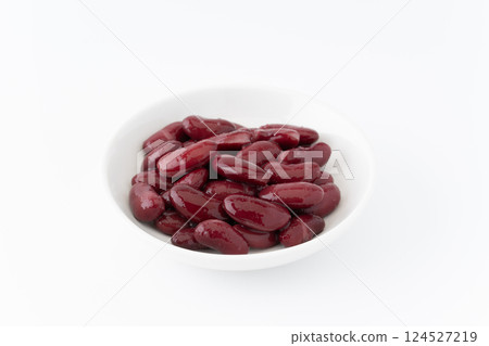 Red kidney beans (boiled) in a plate 124527219