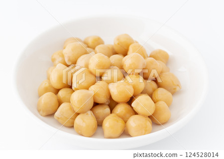 Chickpeas (boiled) in a plate 124528014