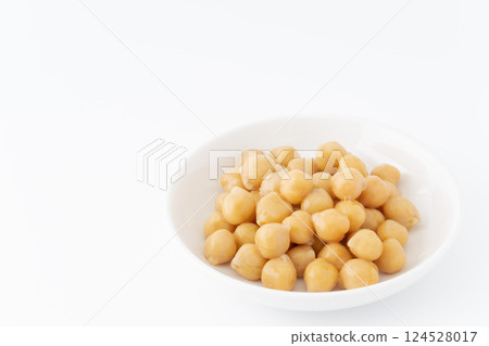 Chickpeas (boiled) in a plate 124528017