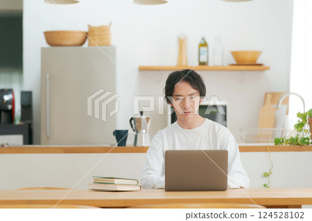A man who uses a personal computer in the living room 124528102