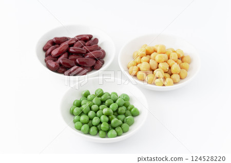 Green peas, red kidney beans and chickpeas served on a plate 124528220
