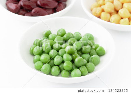 Close-up of cooked green peas 124528255