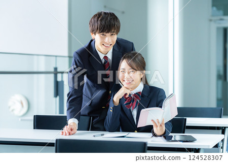 學生在教室裡學習 124528307