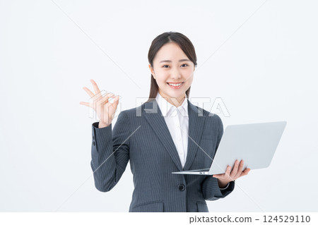 Young business woman using a computer 124529110