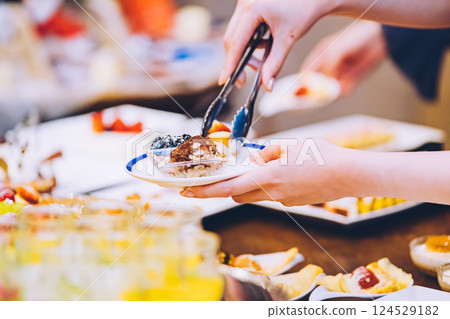 Dessert buffet - sharing 124529182