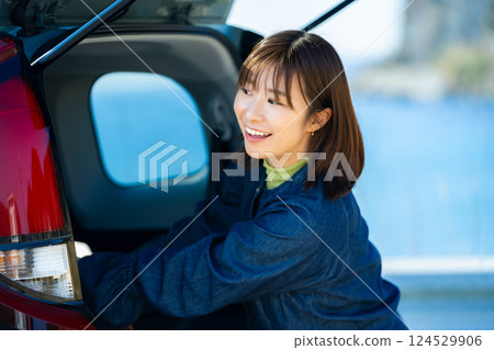開車來海邊休閒的女人；在海邊開車旅行的女人 124529906