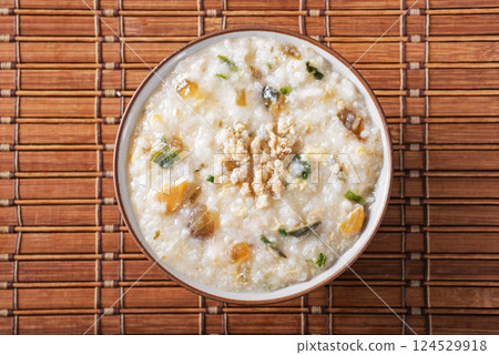 Minced pork congee with preserved egg 124529918