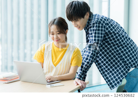 在辦公室工作的商務人士 124530682