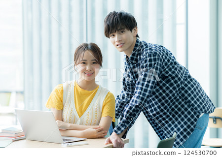 Business person working in the office 124530700